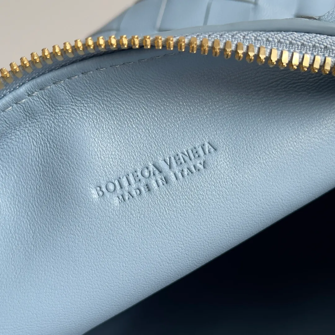 Batch 1360 It is predicted that BV Bottega’s lunch bag will be popular again this year. The entire bag is made of top nappa lambskin, which is very soft and lightweight. It also uses the intrecciato weaving process that the two founders spent several months developing from the beginning of the brand. It is completely hand-woven by Italian craftsmen. It perfectly reflects the craftsmanship of Bottega. The entire bag shape is also a very practical and popular lunch box bag type. The slightly curved arc of the bag mouth can also better fit our wrists. Style number: 754443 Size: 22*13*9